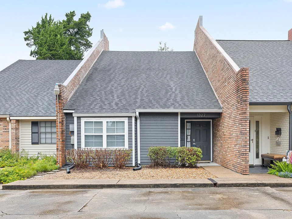 1327 W Saint Mary Blvd