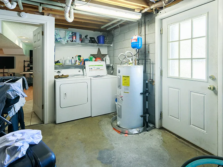 Garage/Washer-Dryer