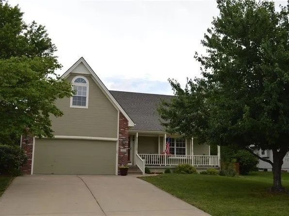 325 SE Canterbury Ln, Lees Summit, MO 64063