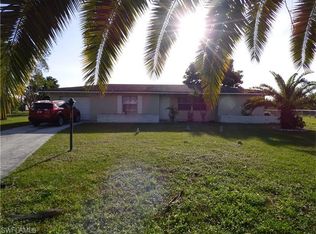 822 Gardenside Ct, Lehigh Acres, FL 33936