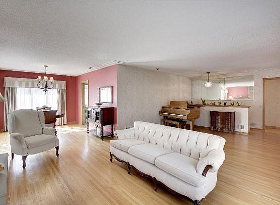 5th image of 4301 Queen Ave N