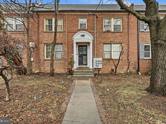 2nd image of 2916 8th St NE