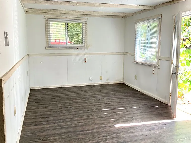 3303 N Russell Rd — Photo 5