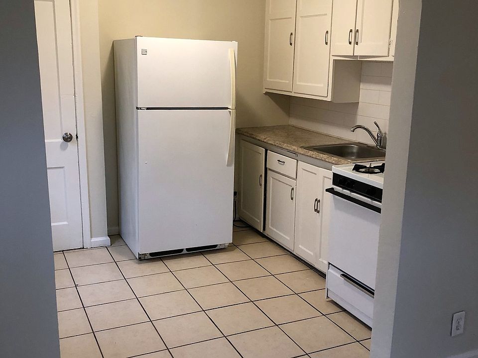 Kitchen, tile flooring