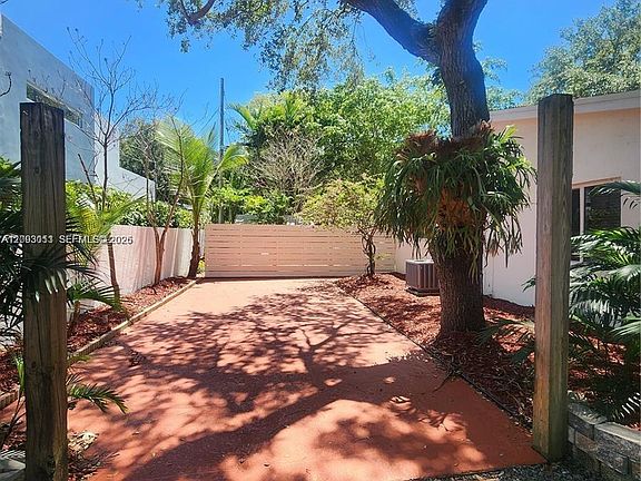 3rd image of 16575 Old Cutler Rd #16575