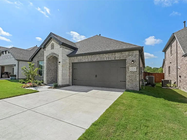 1515 Bridlepath Trl — Photo 1