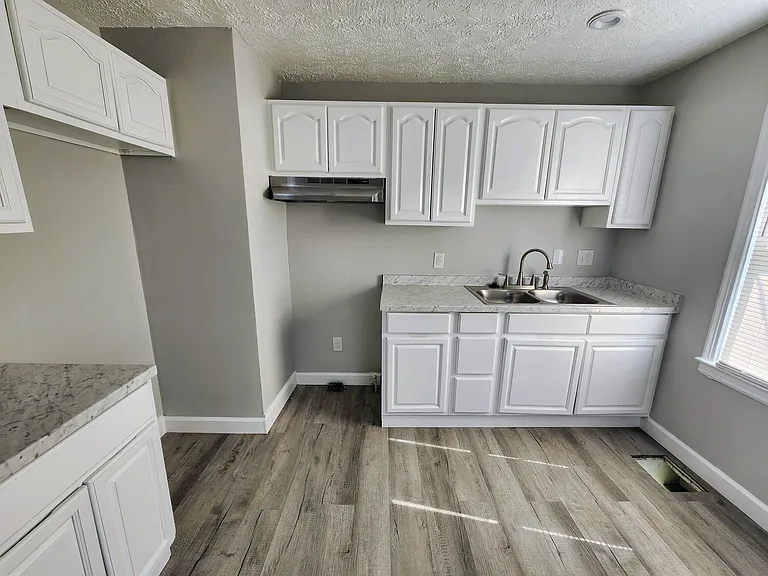 2524 McGuffey Rd — Photo 2