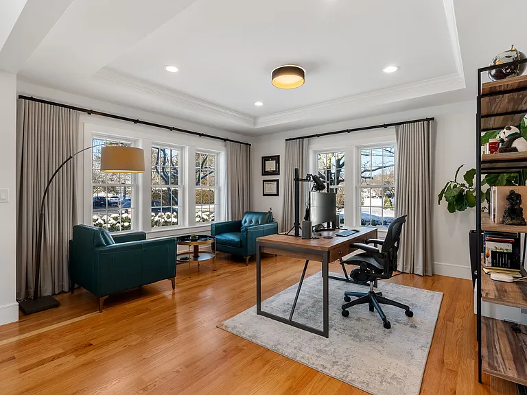 148 Lexington St — Photo 3