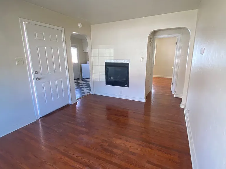 420 Burns St — Photo 2