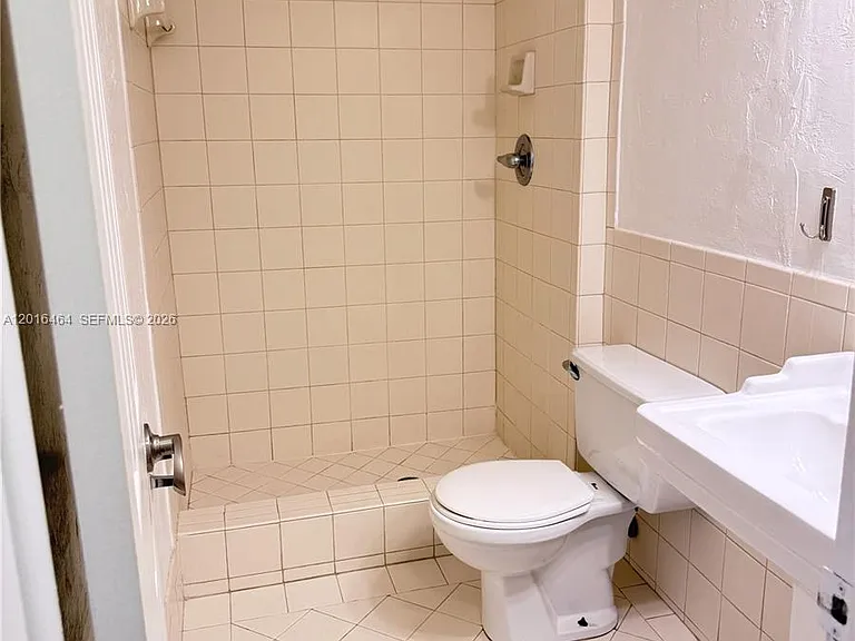 1205 Mariposa Ave #301 — Photo 8