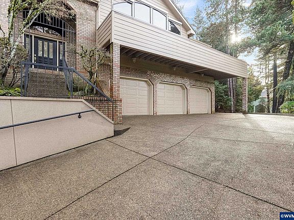 2nd image of 3060 Camellia Dr S