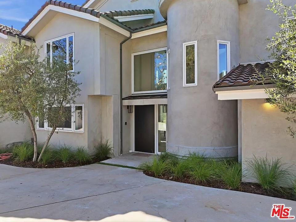 6 bed, 7.0 bath, 6582 sqft, $65,000 — Photo 3