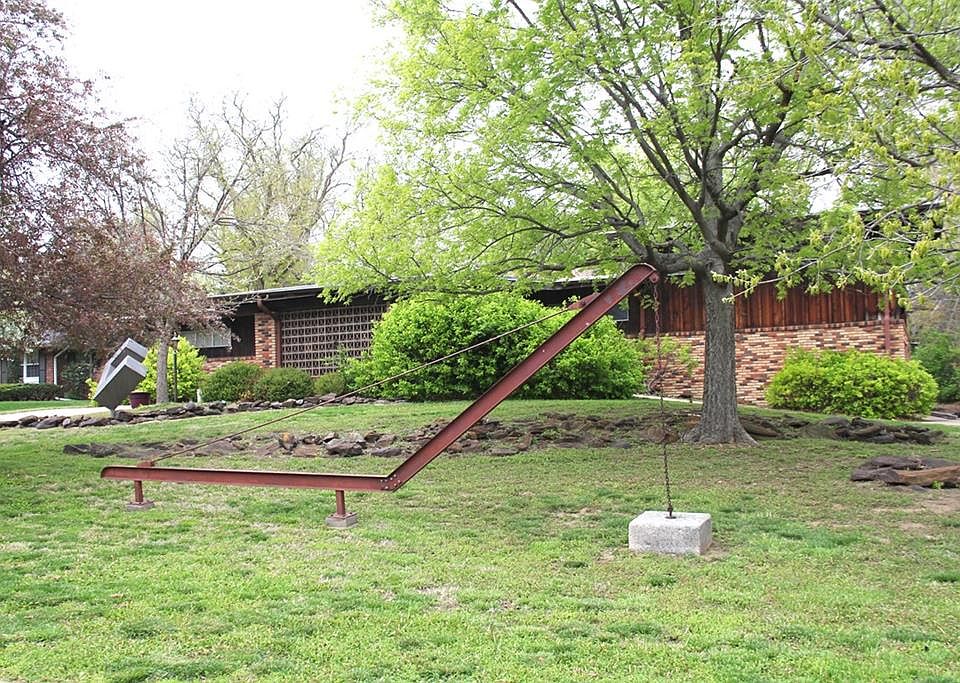 1st image of 2327 Meadow Ln