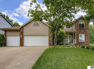 905 Roland Dr, Papillion, NE 68046