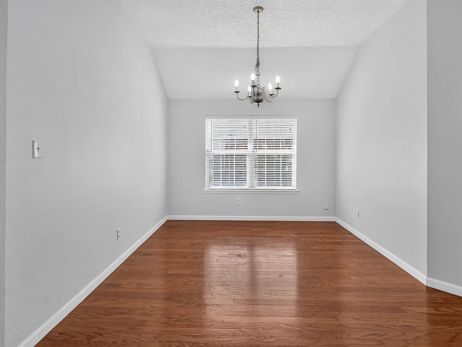 4 bed, 2162 sqft, $2,500 — Photo 4