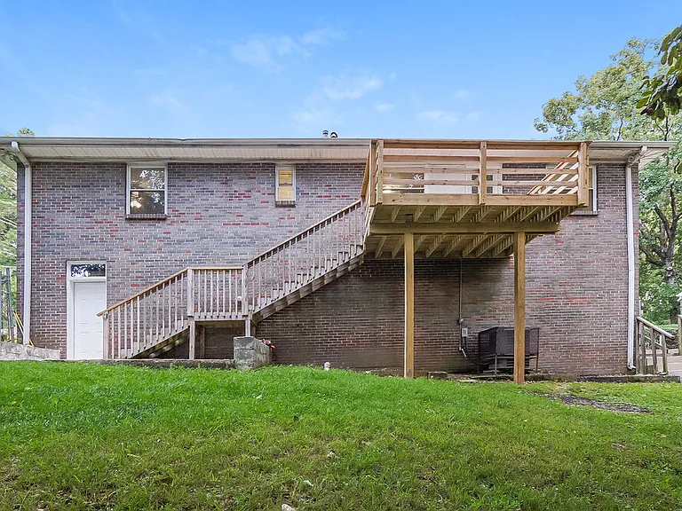 752 Barclay Ln — Photo 17