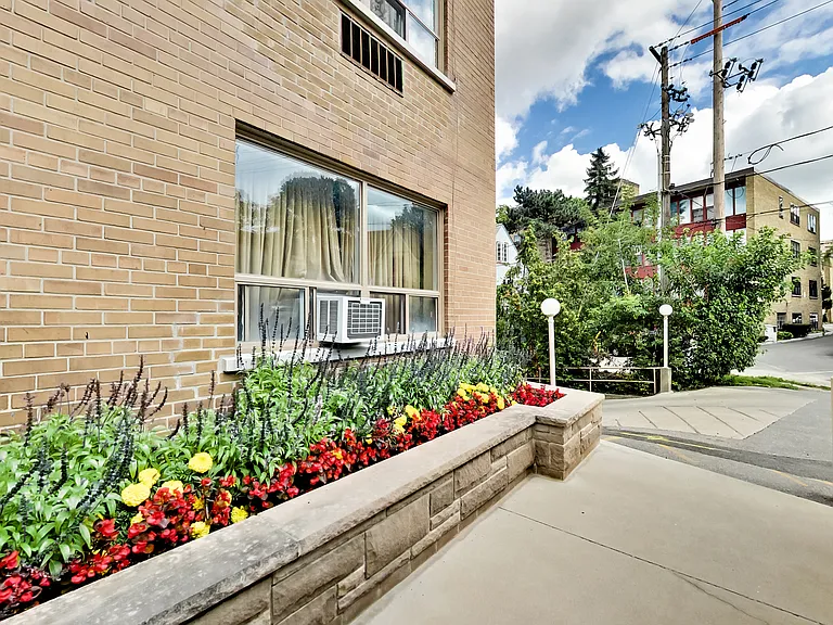 42 Glen Elm Ave #206 — Photo 4