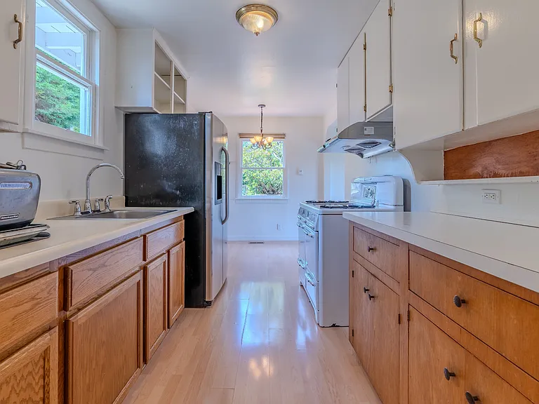 463 Talbot Ave — Photo 10