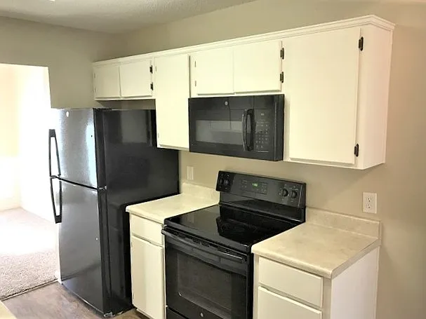 3 bed, 2.0 bath, 1371 sqft, $2,060 — Photo 3