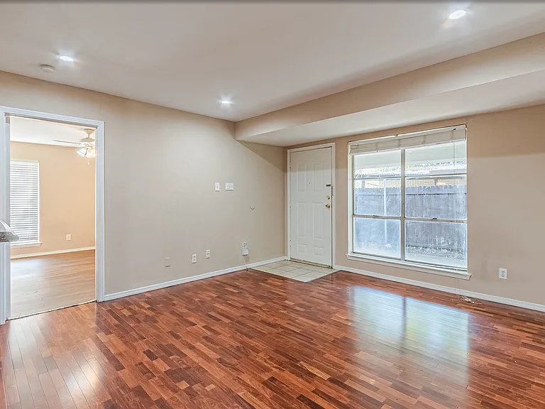 709 Royal Crest Dr — Photo 2