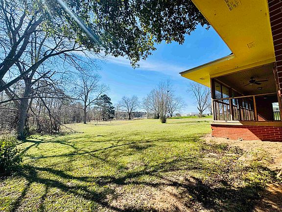 3rd image of 105 McLeod Rd