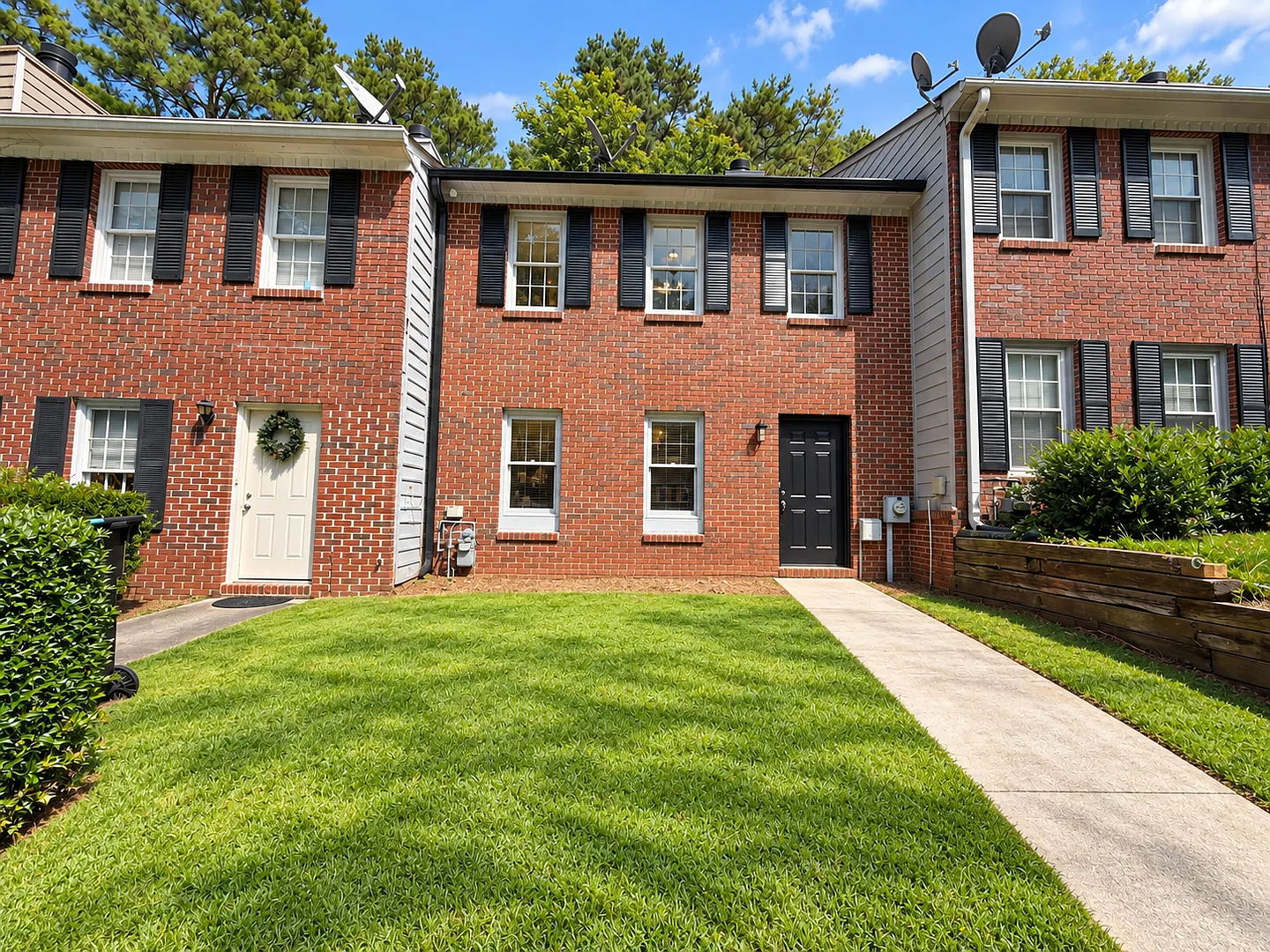 Spacious 3 Bed 2.5 Bath Townhome in Marietta! — Photo 1