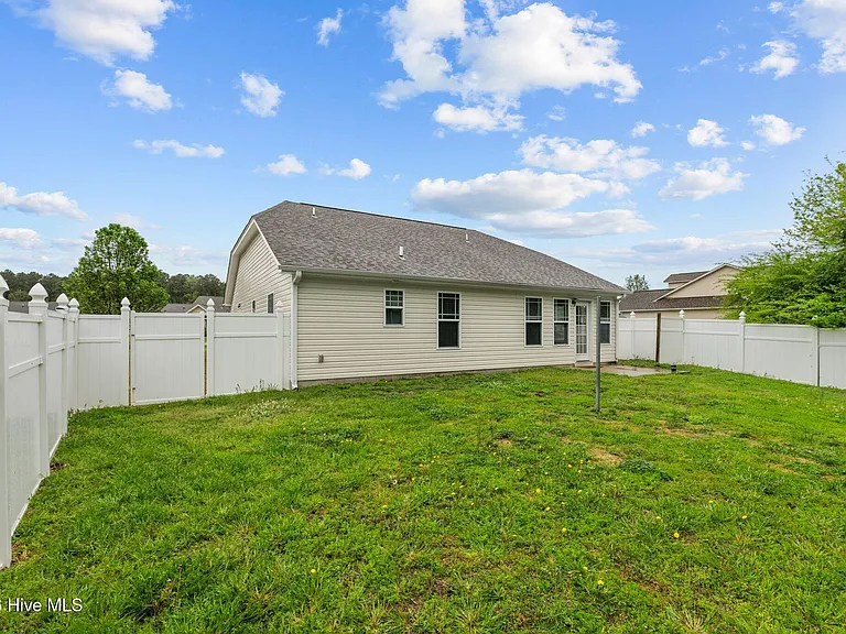 300 Hawks Bluff Dr — Photo 26