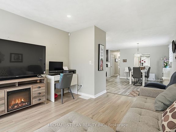4th image of 19B Dundas St W