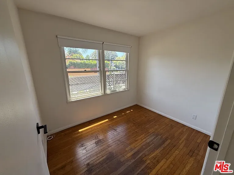 802 Superba Ave — Photo 9
