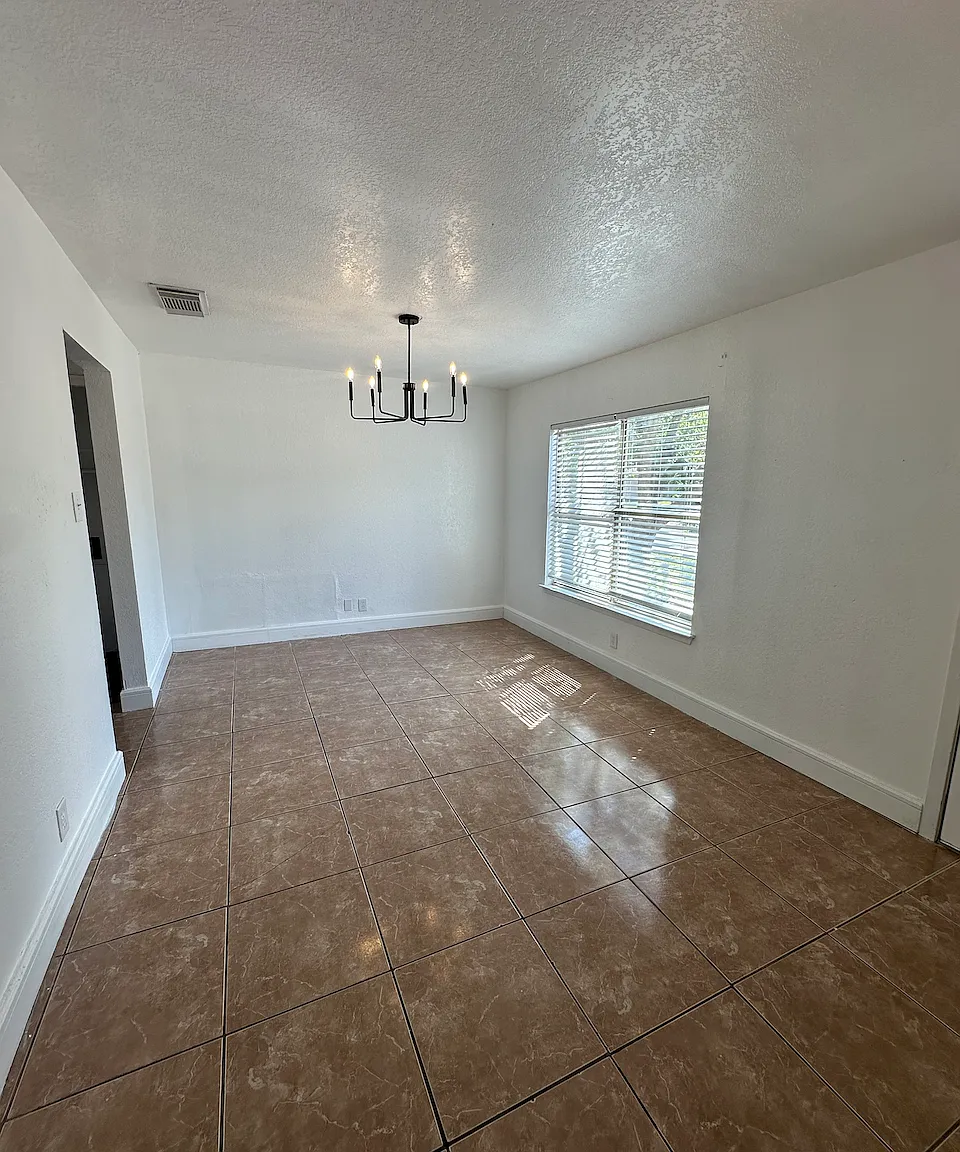 4 bed, 1837 sqft, $1,800 — Photo 4