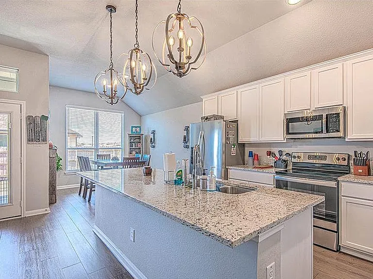 802 Fallbrook Dr — Photo 6