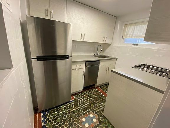 4th image of 167 W Schiller St #1A