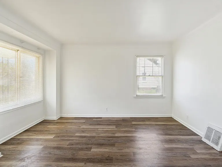 19400 Harlow St — Photo 3