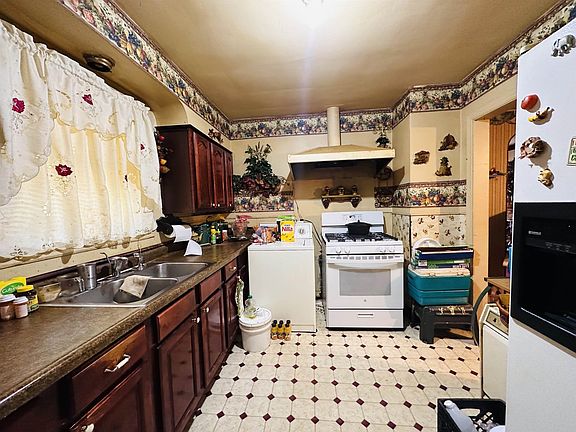 5th image of 602 E Gage Ave