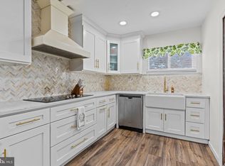 14 Dewberry Ln, Levittown, PA 19055