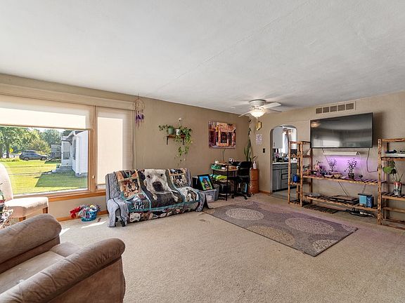 4th image of 602 20th Avenue W