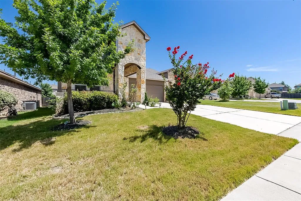 4 bed, 2516 sqft, $2,950 — Photo 2
