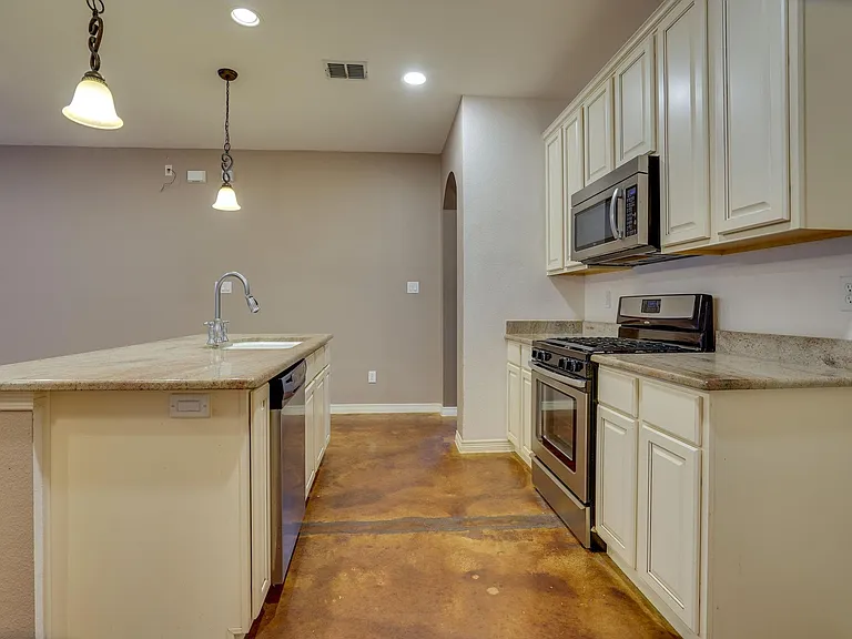 617 E Worth St — Photo 9