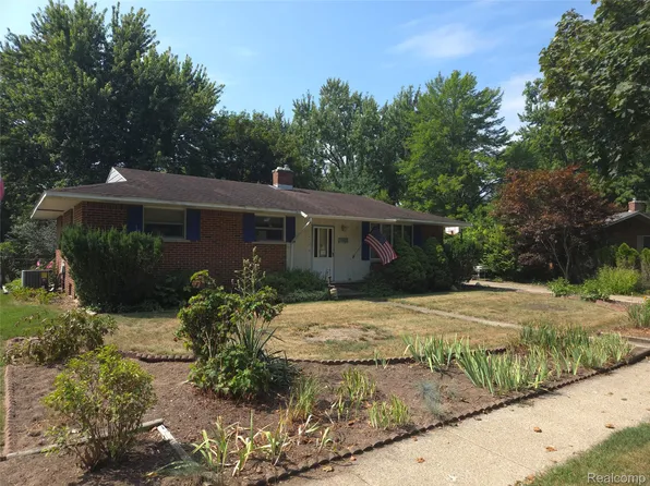 14480 Swanee Beach Dr, Fenton, MI 48430