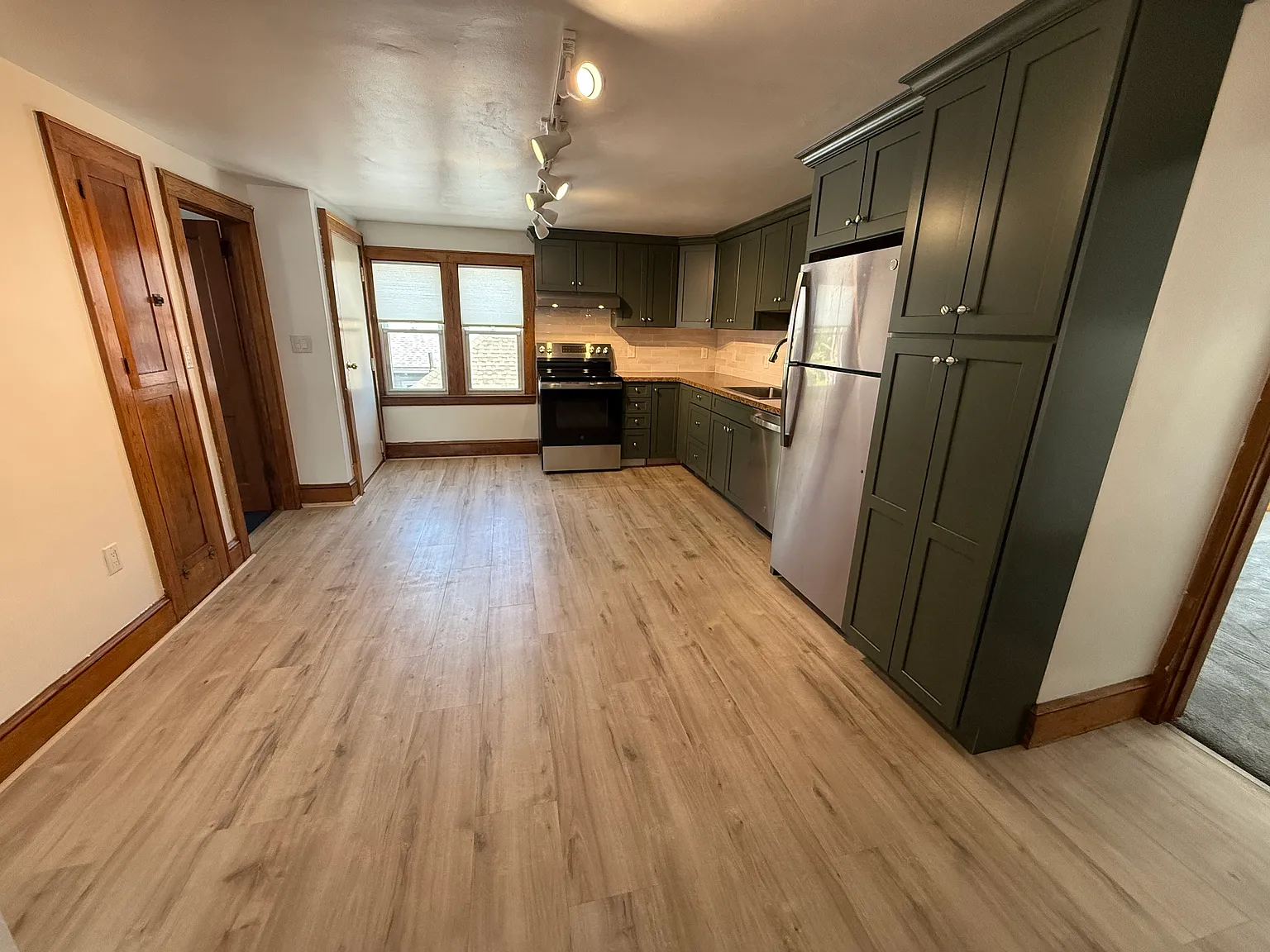 2 bed, 750 sqft, $1,800 — Photo 3