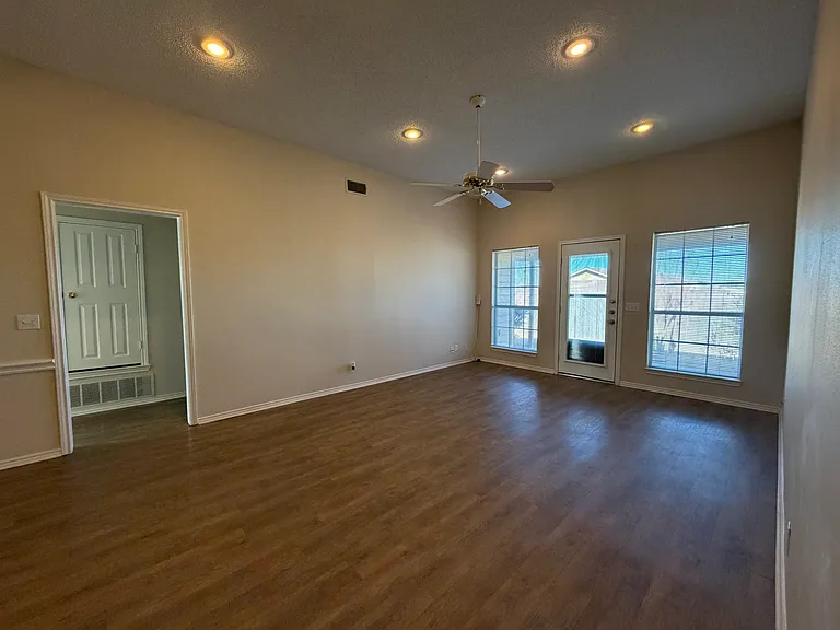 2937 Kessler Dr — Photo 2