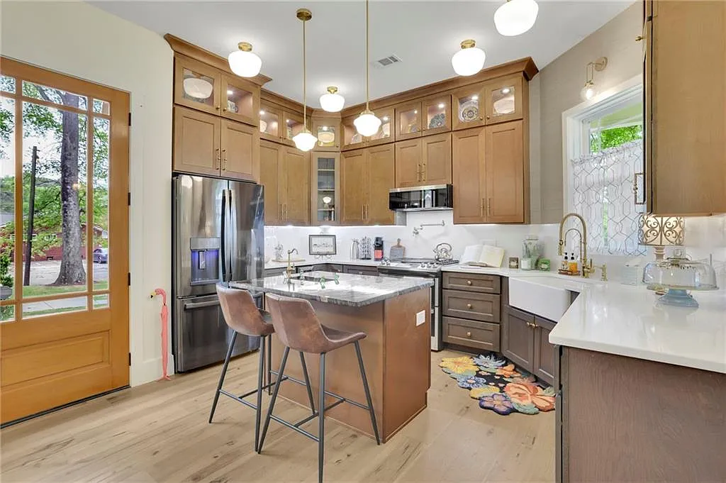 3 bed, 2.0 bath, 1905 sqft, $3,800 — Photo 3