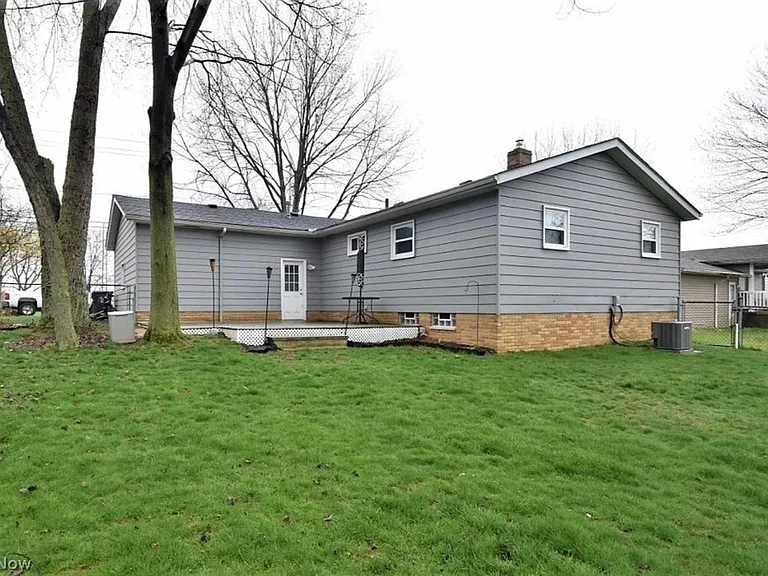 6718 Som Center Rd — Photo 2