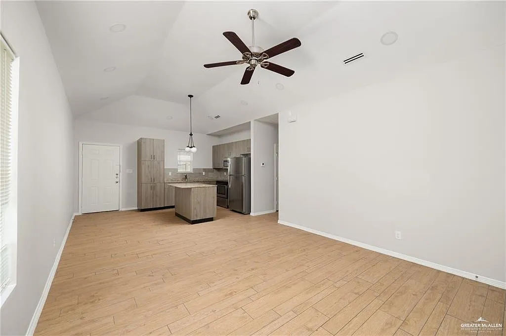 1 bed, 1.0 bath, 900 sqft, $925 — Photo 2