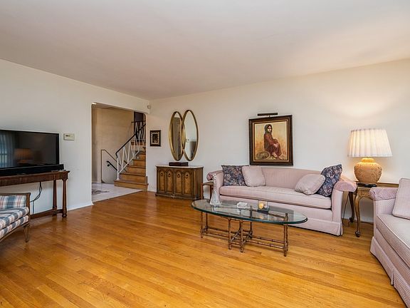 3rd image of 827 La Crosse Ct