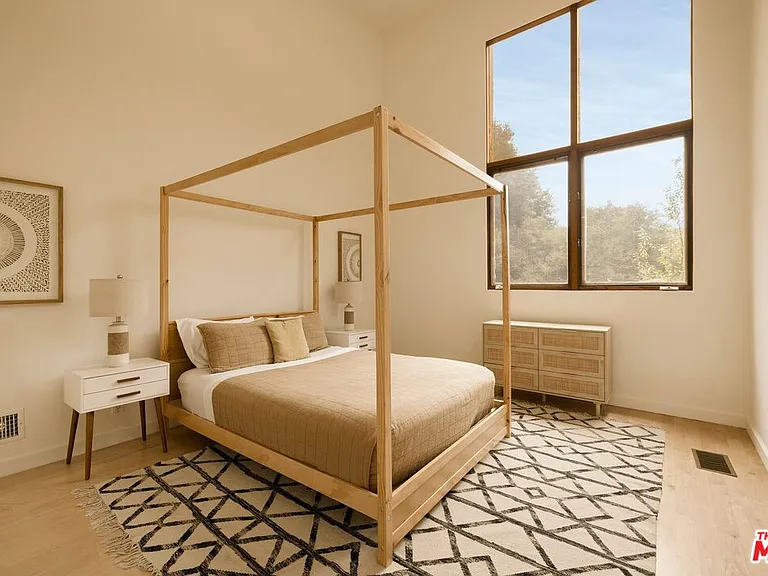 3600 Mandeville Canyon Rd — Photo 15