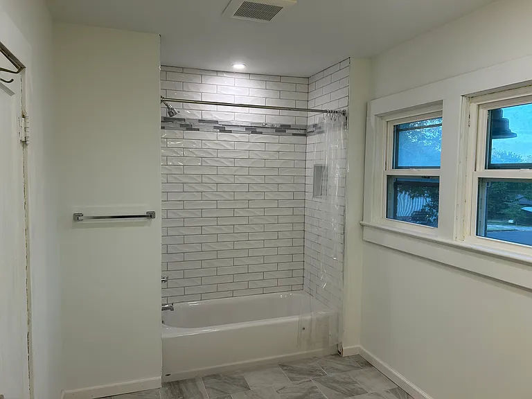 211 W 14th St #C — Photo 6