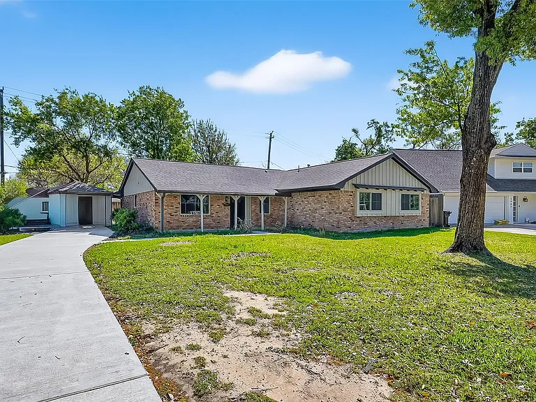 1906 Shadow Bend Dr — Photo 2