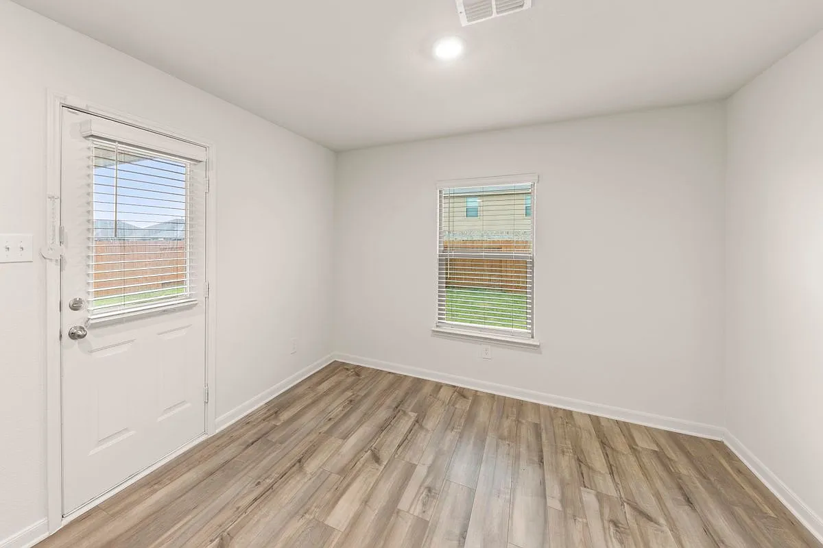 3 bed, 2.0 bath, 1681 sqft, $2,100 — Photo 2