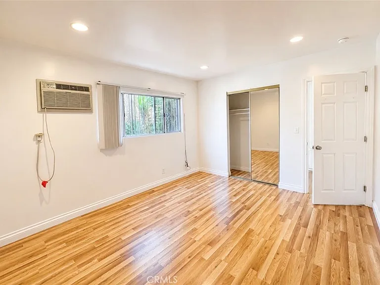 1372 W 36th St #3 — Photo 8